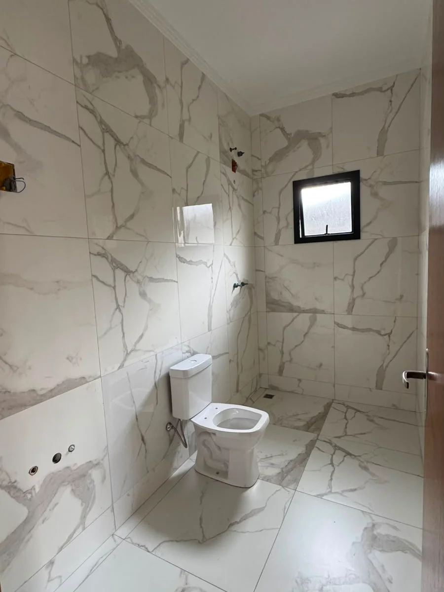 CASA À VENDA NO CONDOMÍNIO RESIDENCIAL FLORESTA DE SÃO VICENTE – BRAGANÇA PAULISTA/SP / CARACTERÍSTICAS DO IMÓVEL: Área do terreno: 275,00 m²/ Área construída: 170,05 m² / 3 suítes, sendo uma suíte master com closet — foto 1